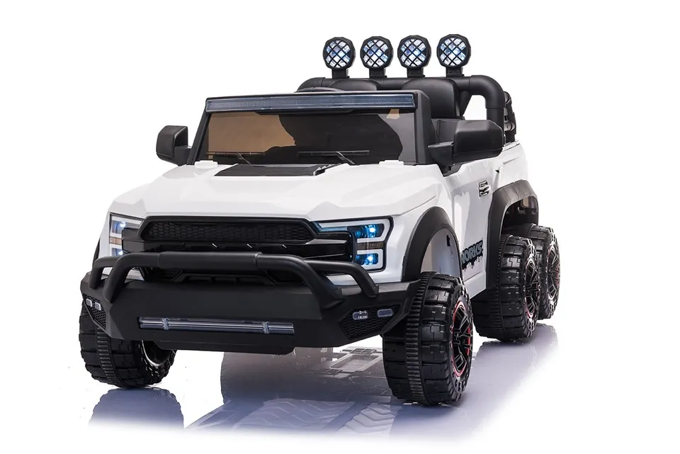 Deti jazdia na 2-miestnom 6-kolesovom veľkom aute